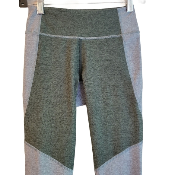 Outdoor Voices Two Toned Warmup 3/4 Leggings - Picture 4 of 9